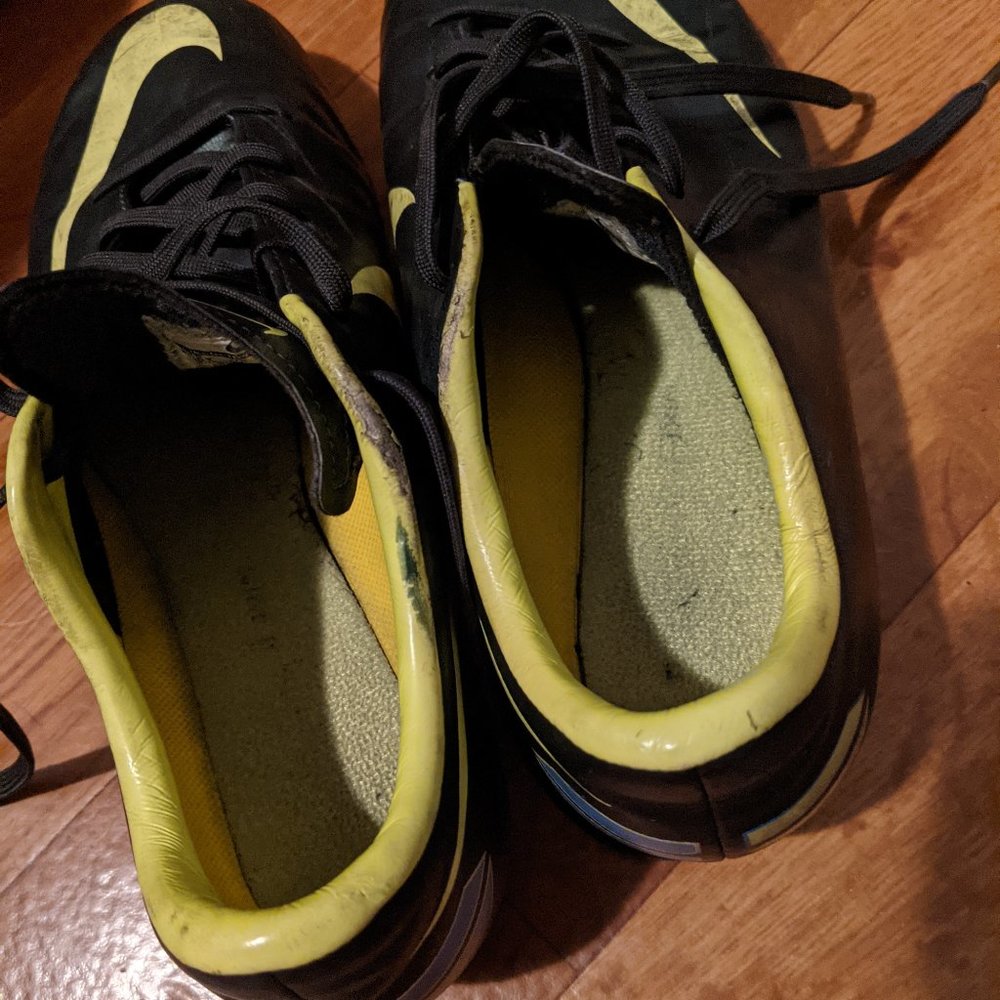 NIKE Soccer Cleats - Picture 6 of 7